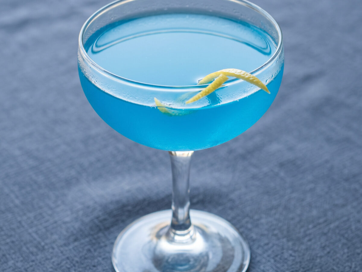 Blaue Klarheit im römischen Aperitivo