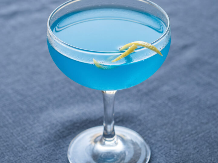 Blaue Klarheit im römischen Aperitivo