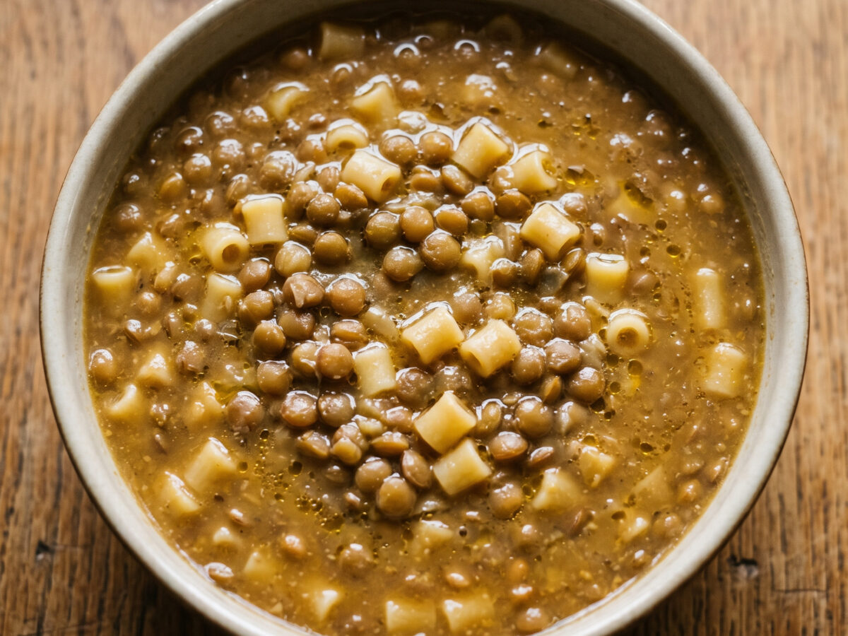 Apulische Minestra di lenticchie con la pasta