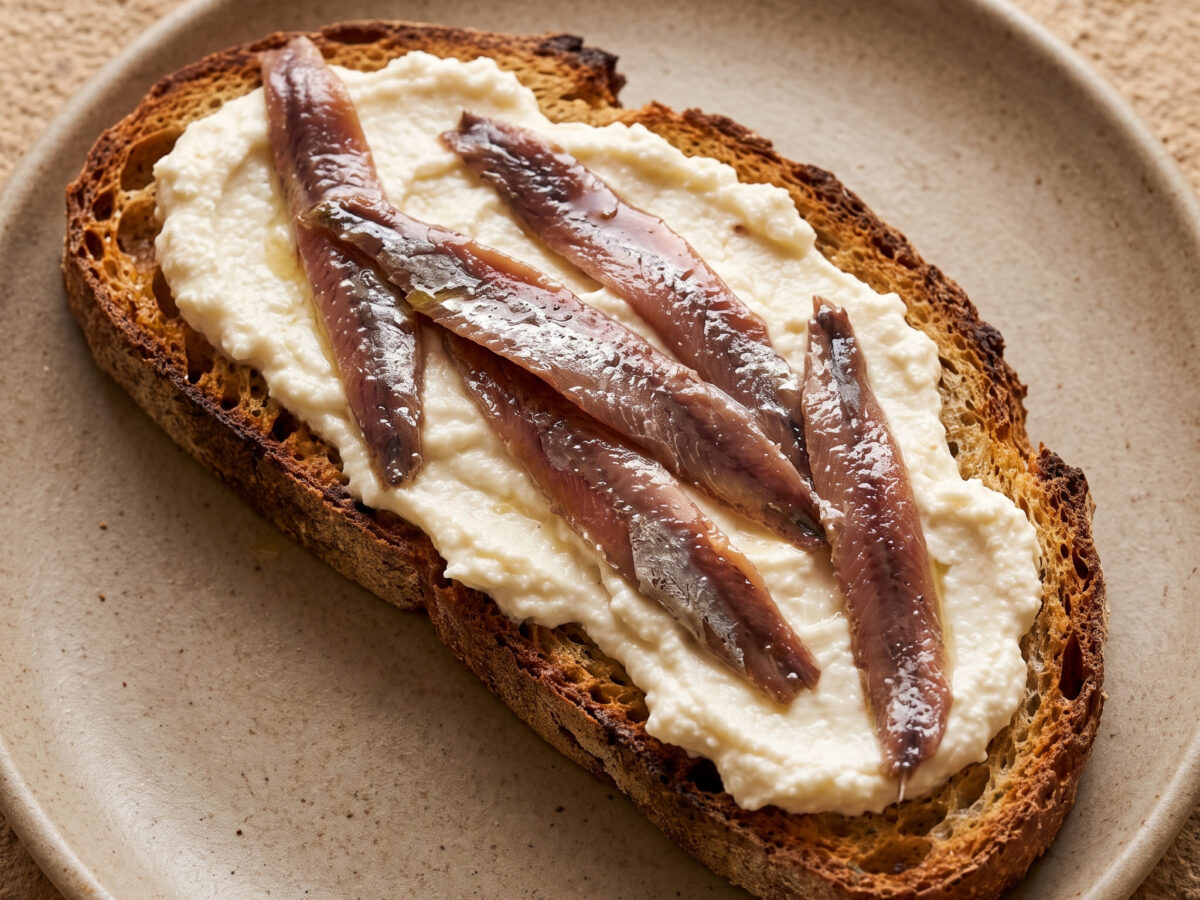 Bruschetta con ricotta forte e acciughe