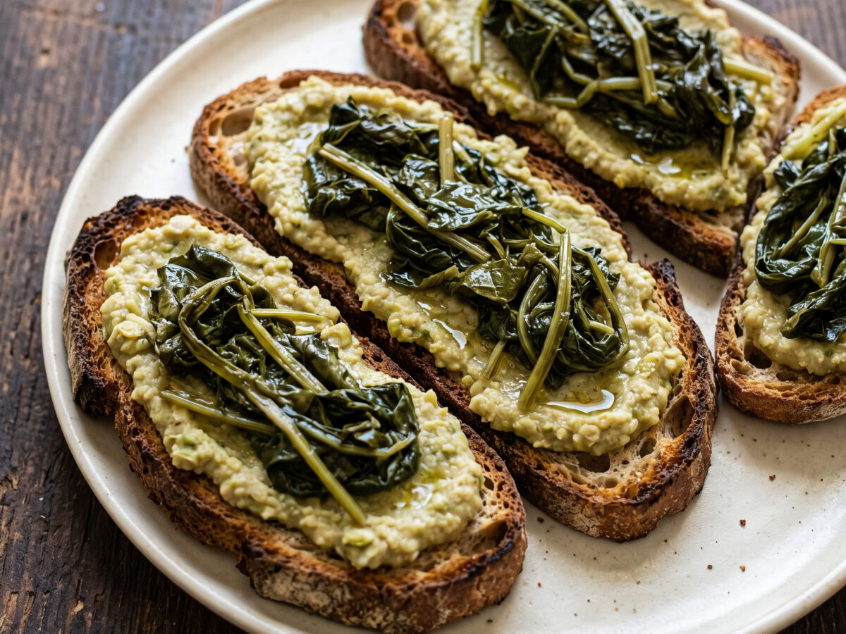 Bruschette con fave e cicoria
