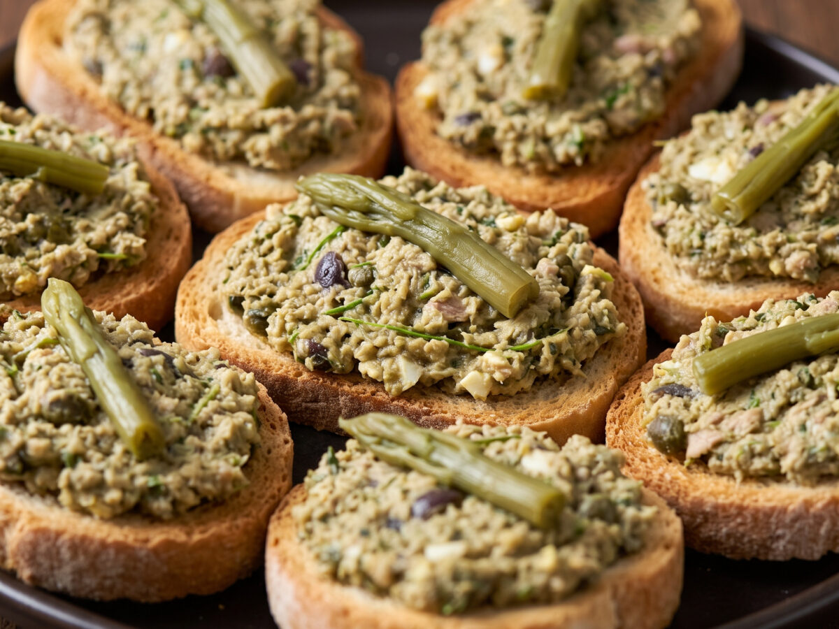 Crostini con paté di bruscandolo