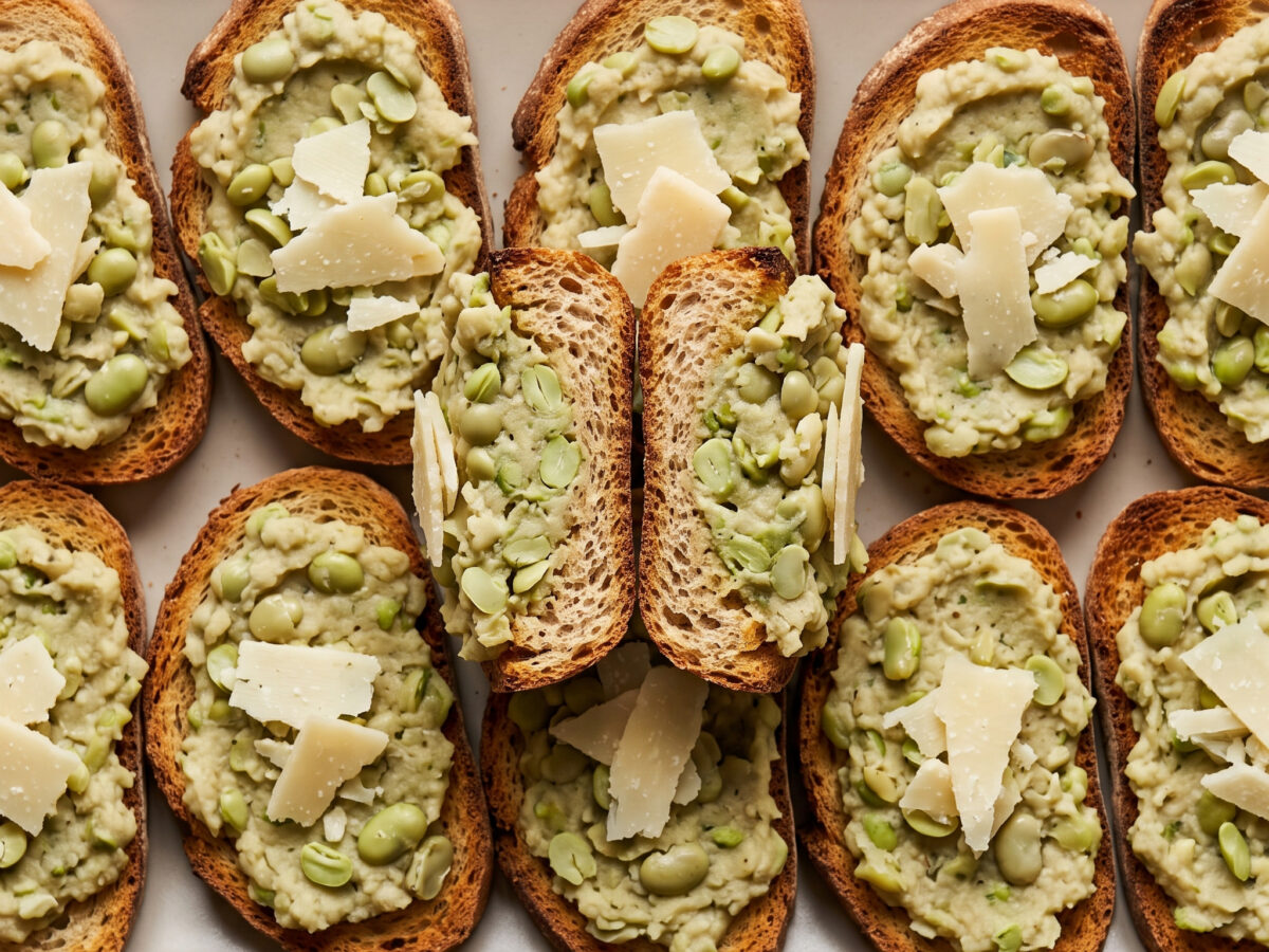 Crostini con fave e pecorino aus Latium