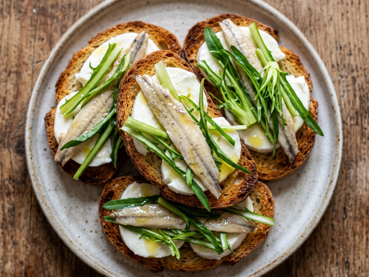 Crostini mit marinierten Alici und Puntarelle