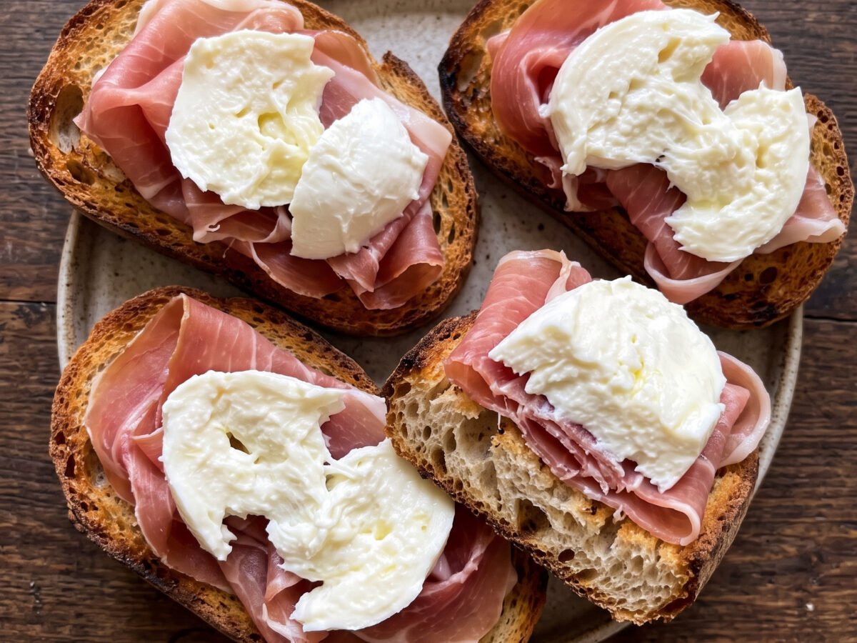 Schmelzender Käse auf knusprigem Brot