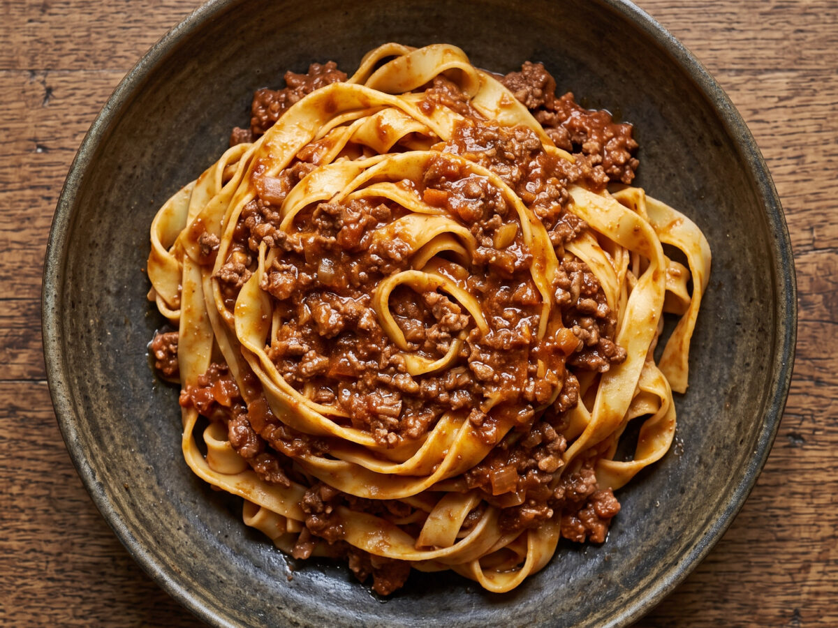 Fettuccine al ragù: frische Pasta mit langsam geschmortem Sugo