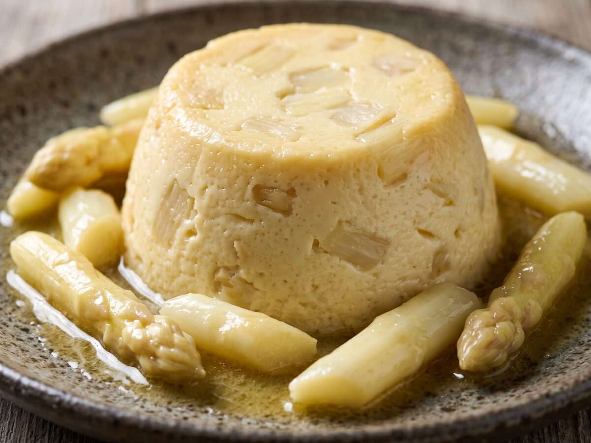 Flan di Trentingrana con asparagi aus Trentino-Südtirol