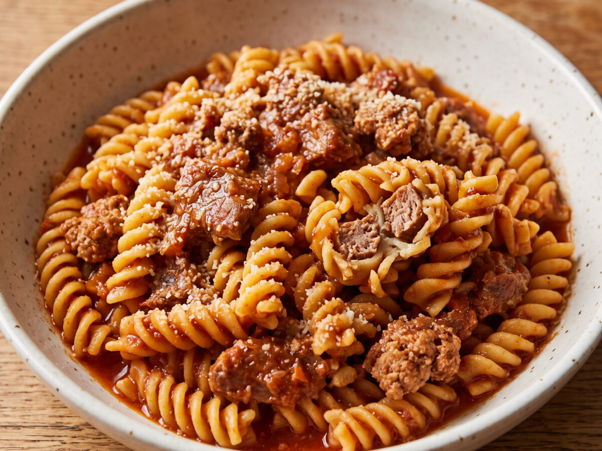 Fusilli alla molisana mit kräftigem Dreifleischragù