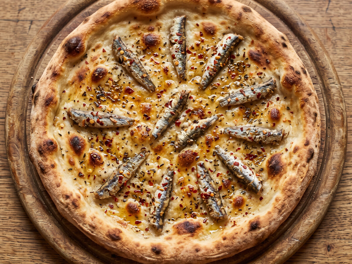 Kalabrische Pizza con sardella salata