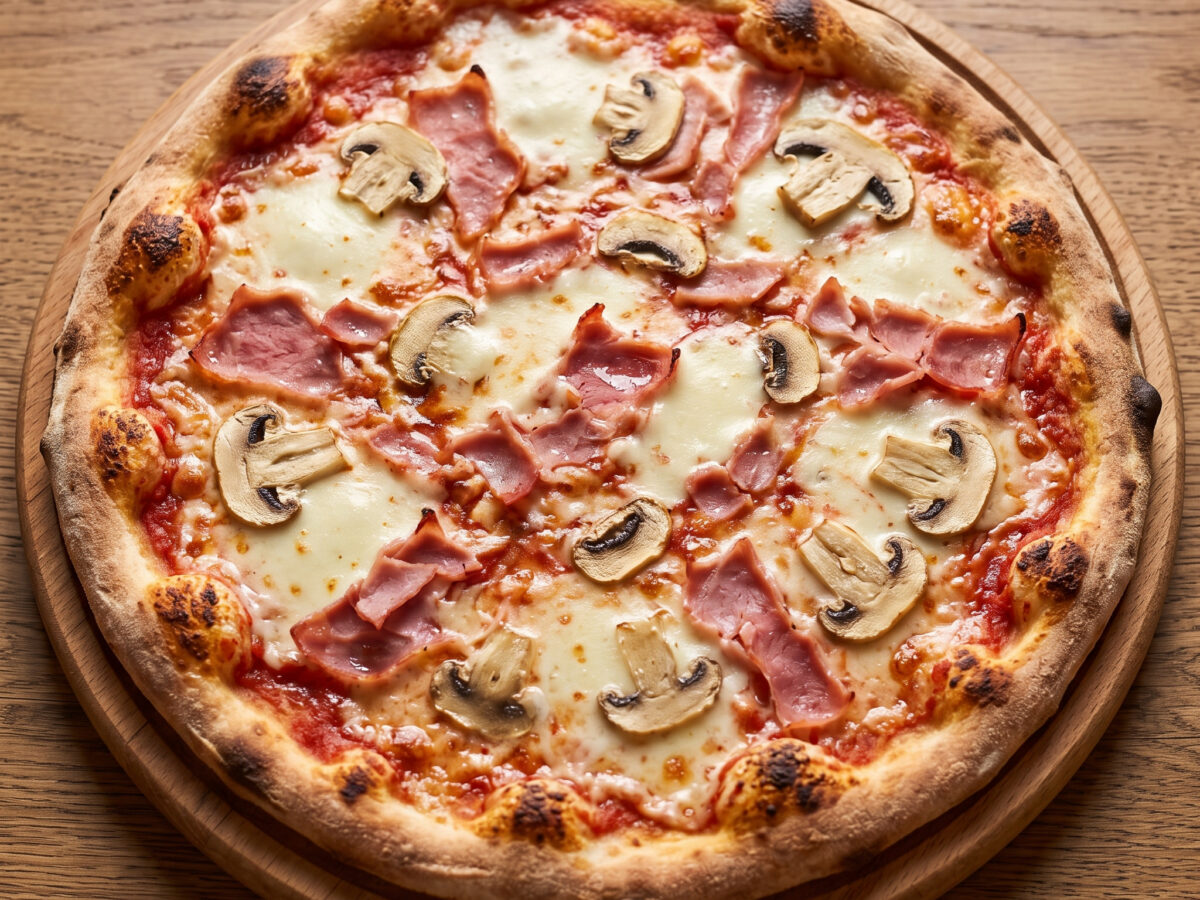 Knusprige Pilzpizza mit Kochschinken