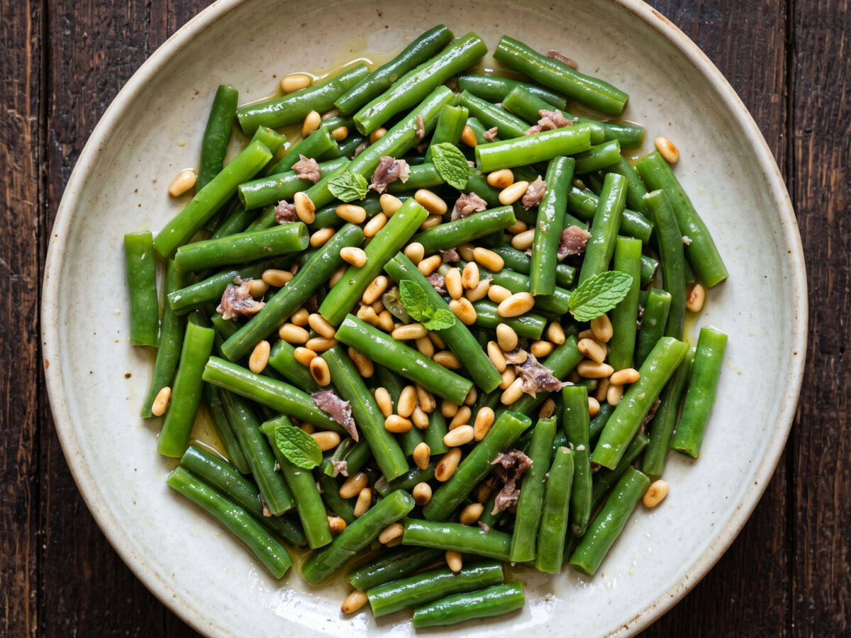 Ligurische Fagiolini mit Pinienkern-Crunch