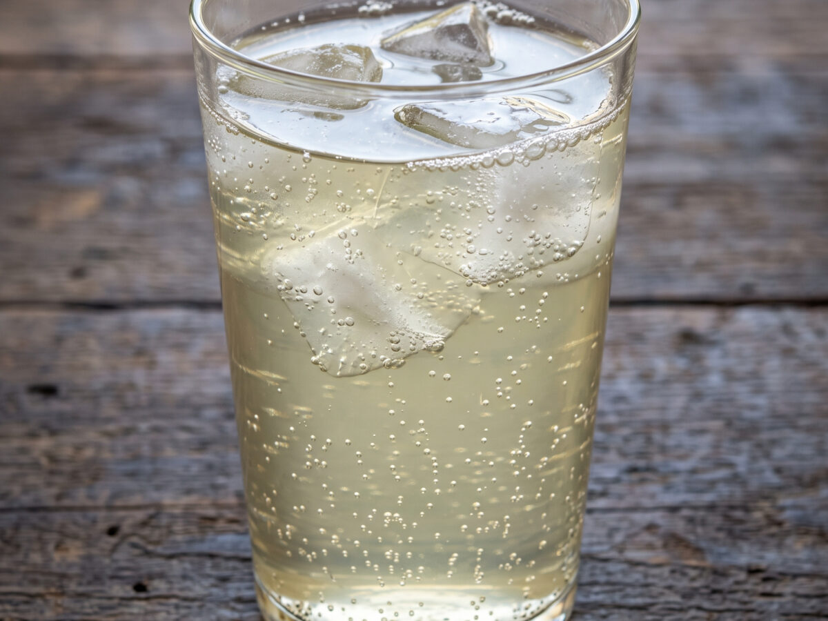 Limonata al sambuco aus dem Aostatal