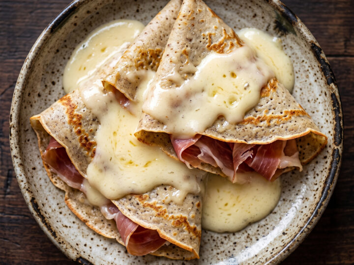 Lombardische Crespella mit Berggetreide, Prosciutto und Taleggio