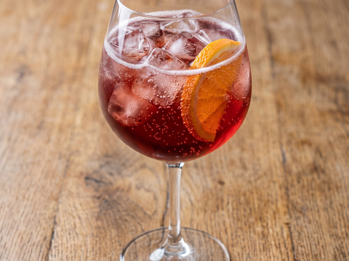 Prickelnder Aperitivo mit Myrtenlikör