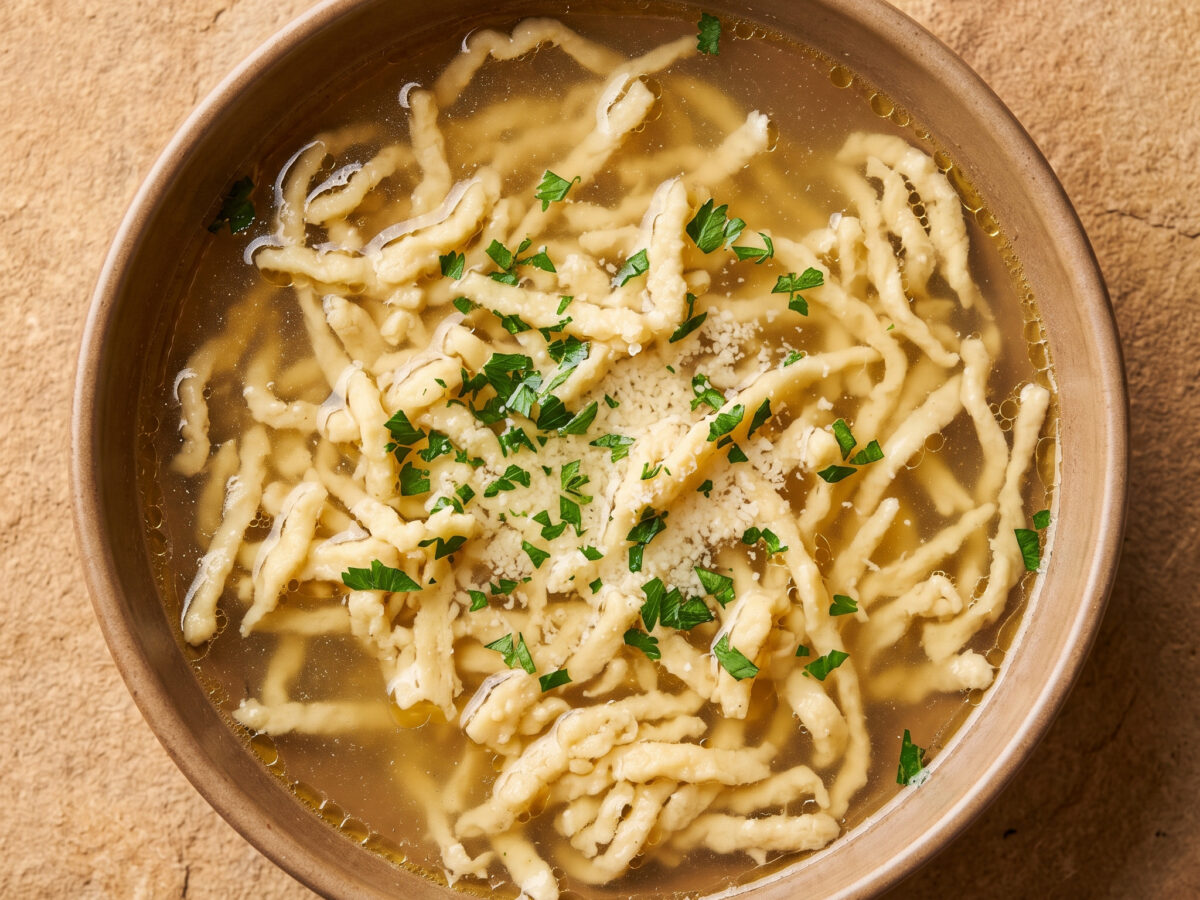 Pasta butada aus Triest: frische Teigfäden in Brühe