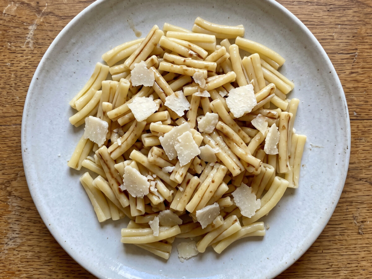 Pasta fredda mit Parmigiano Reggiano und Balsamico