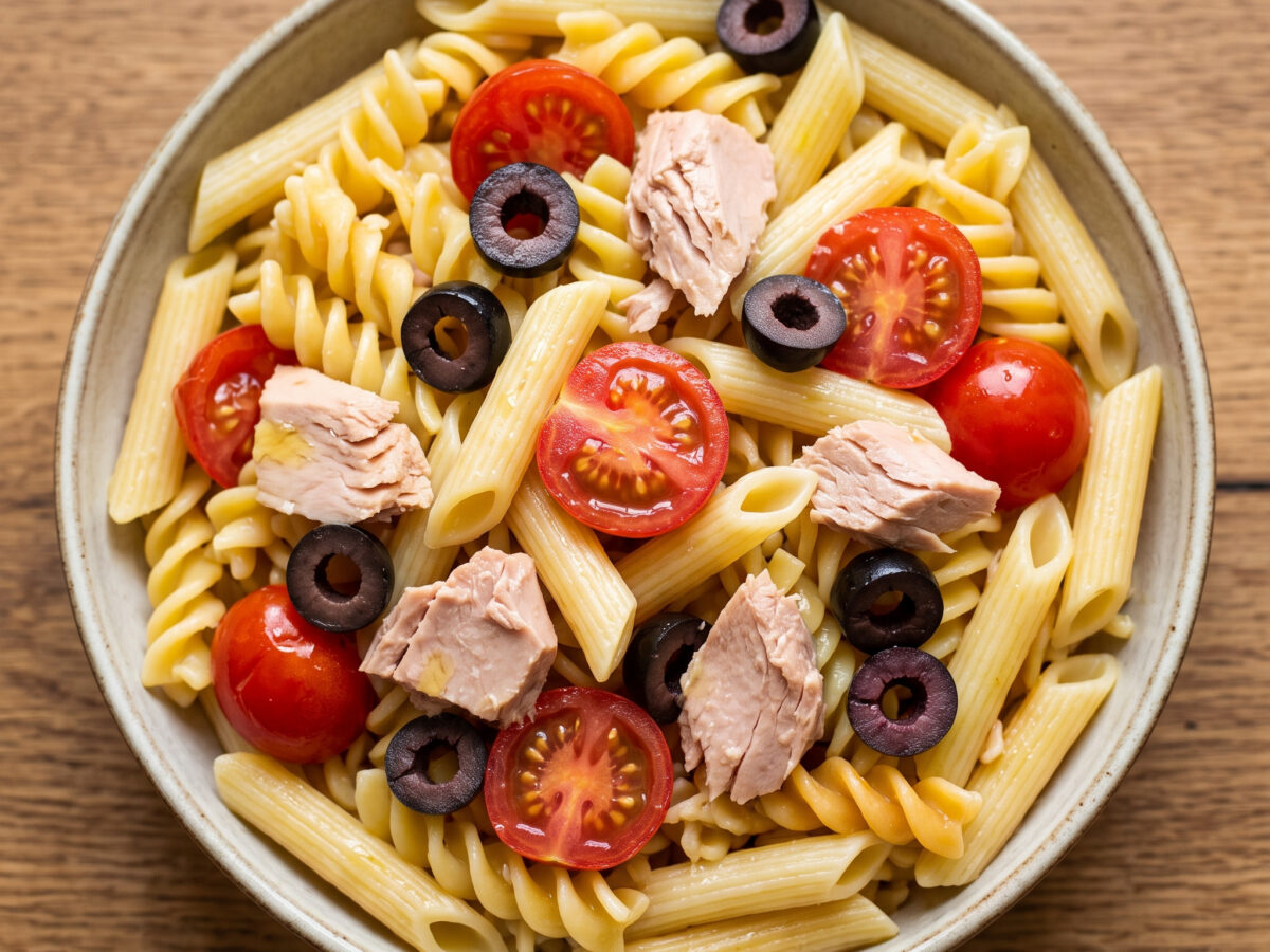 Pasta fredda con tonno, pomodorini e olive