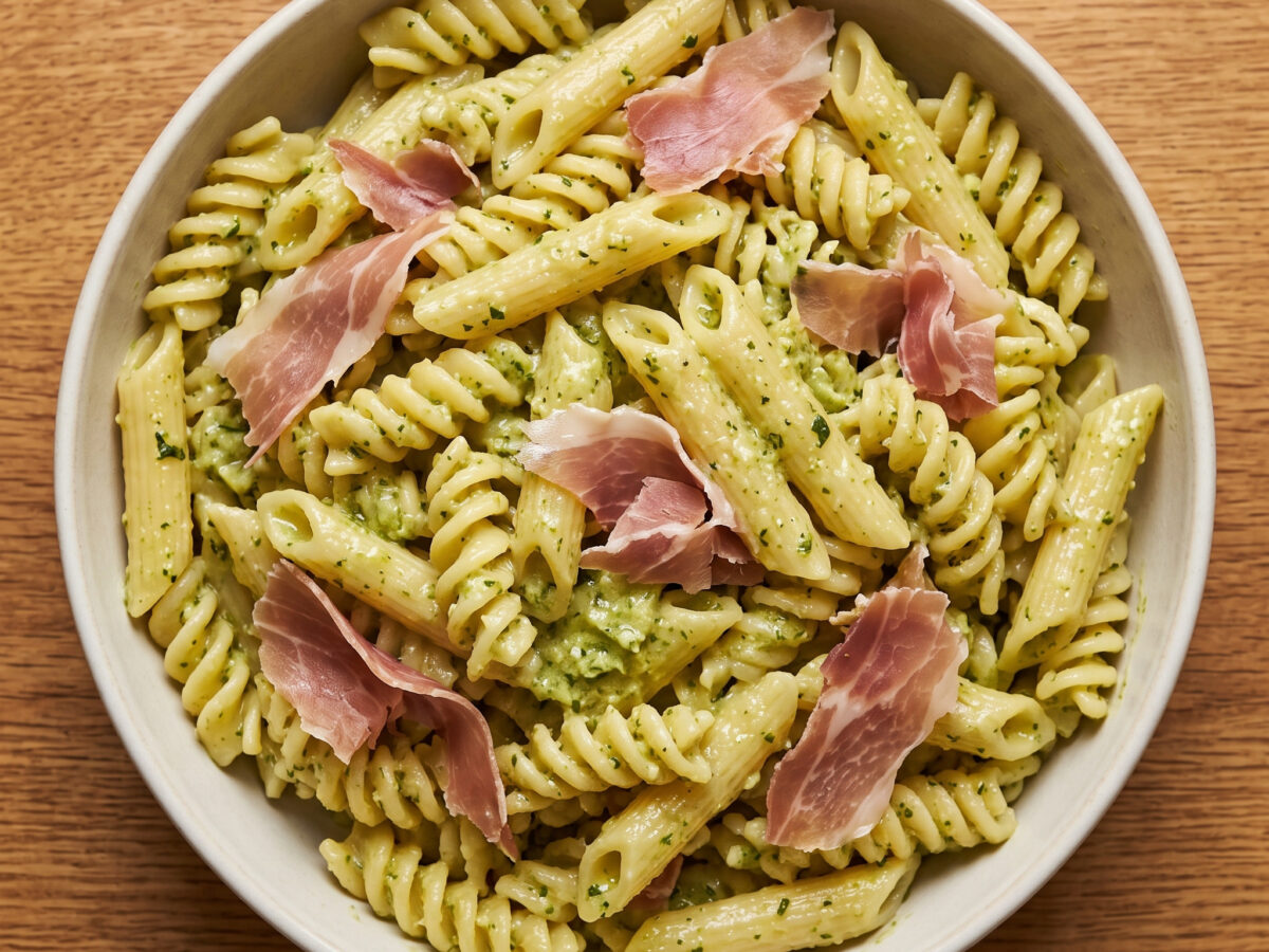 Pasta fredda mit Zucchini-Pesto und Prosciutto di Parma