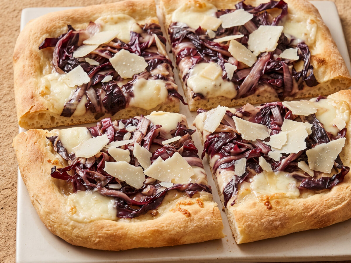 Pizza bianca mit Wein-Radicchio und Trentingrana