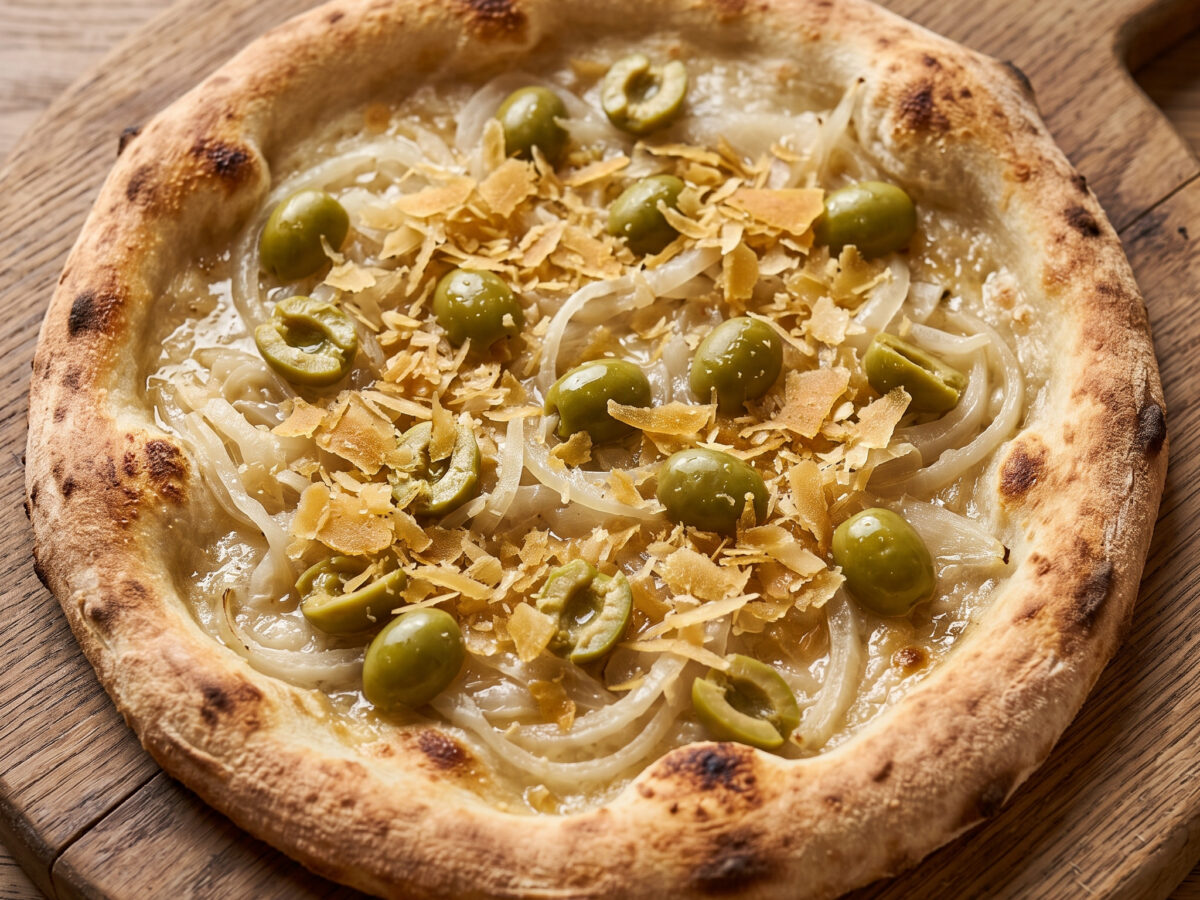 Pizza con cipolle, bottarga e olive verdi