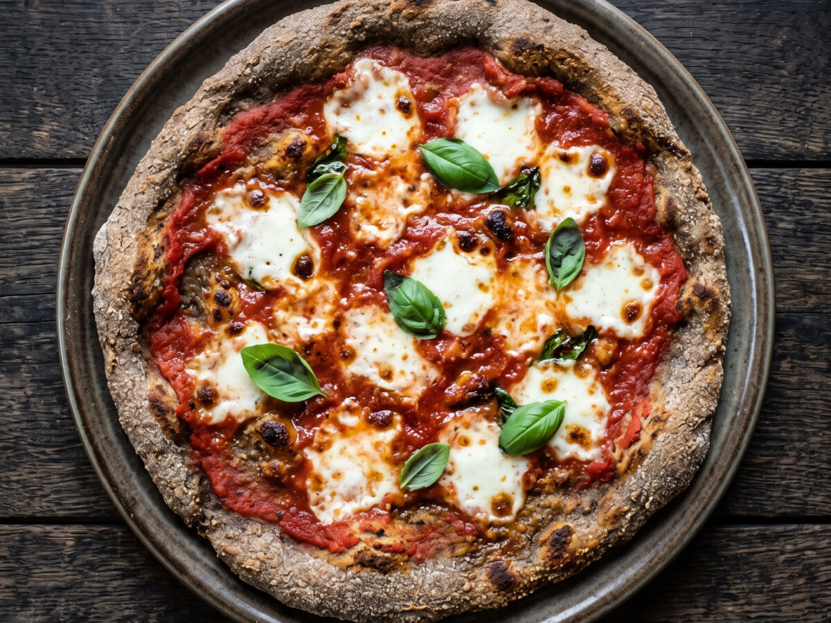 Pizza di grano saraceno mit Casera und Steinpilzen