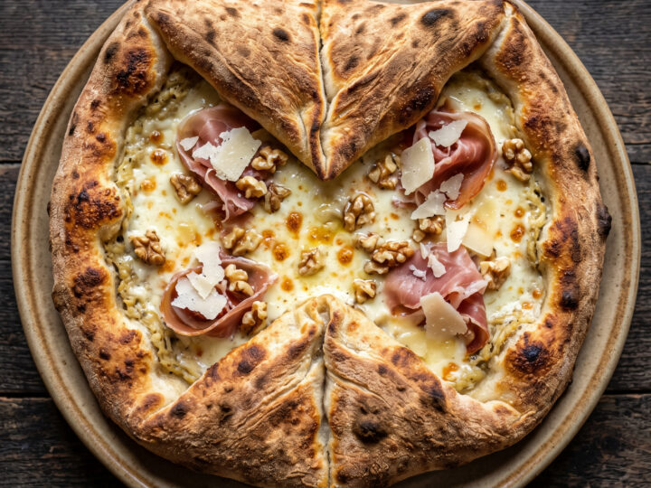 Vier kleine Pizzen mit offenem Belag