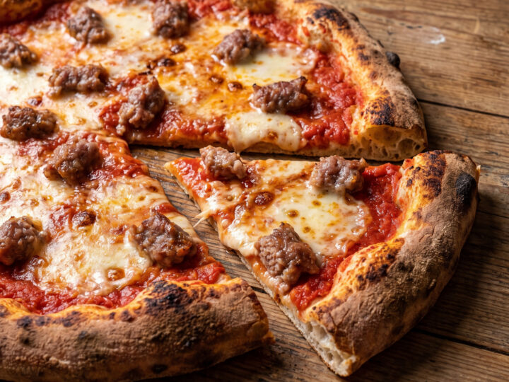 Pizza Piemontese mit Salsiccia di Bra, Toma und Raschera