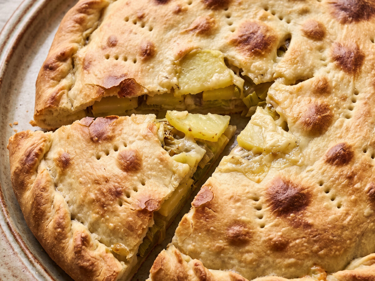 Pizza rustica mit Porree, Kartoffeln und Castelmagno