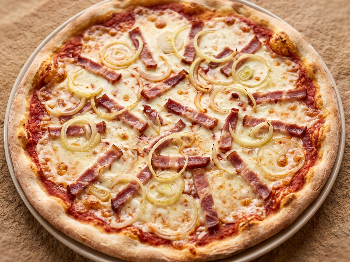 Pizza tirolese mit Speck und Pilzen