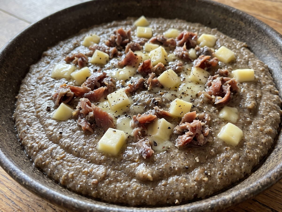 Polenta della Val Pusteria mit Sardellen und Käse