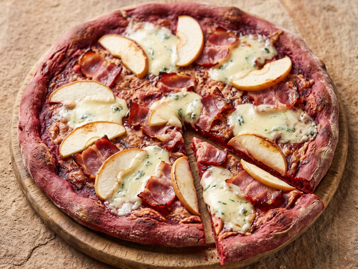 Rubinrote Pizza mit Südtiroler Speck, Apfel und Gorgonzola