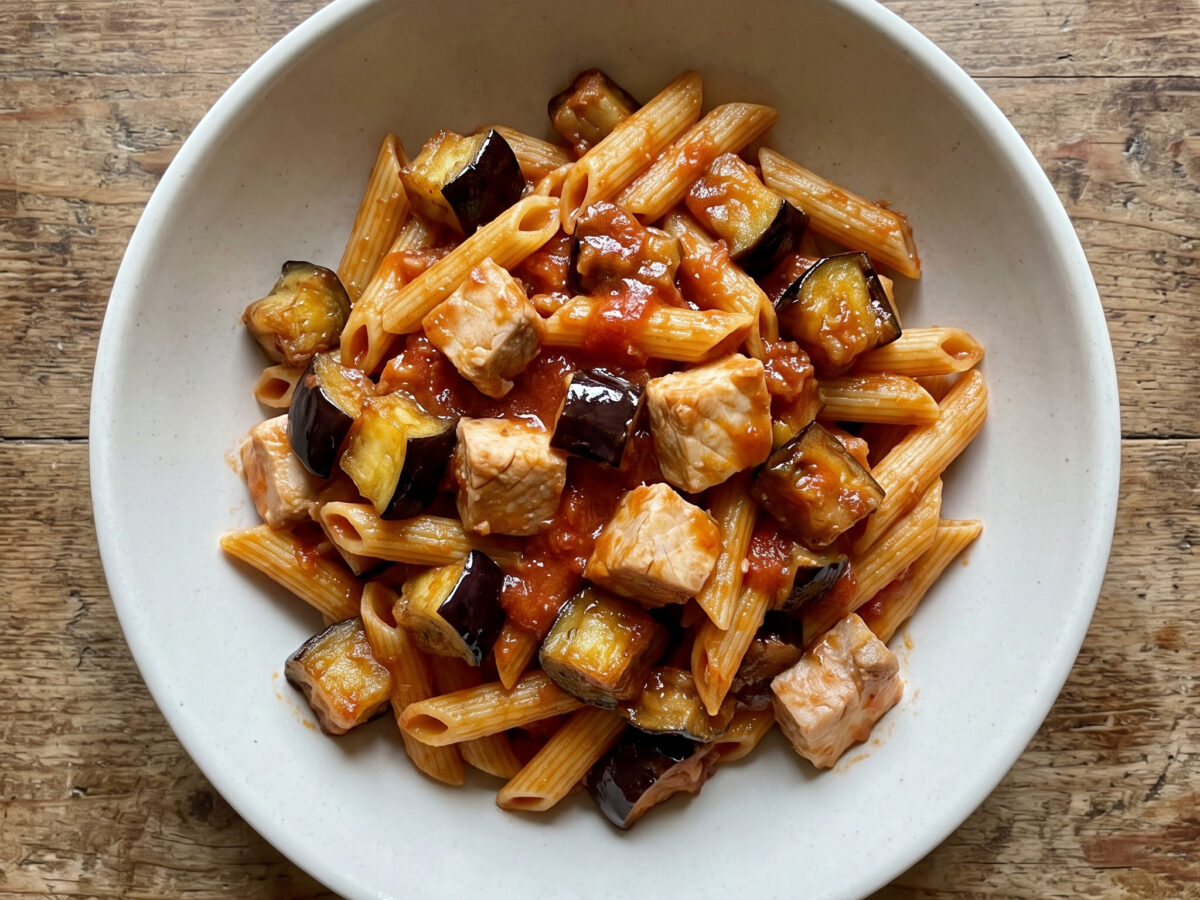 Sizilianische Pasta con pesce spada e melanzane