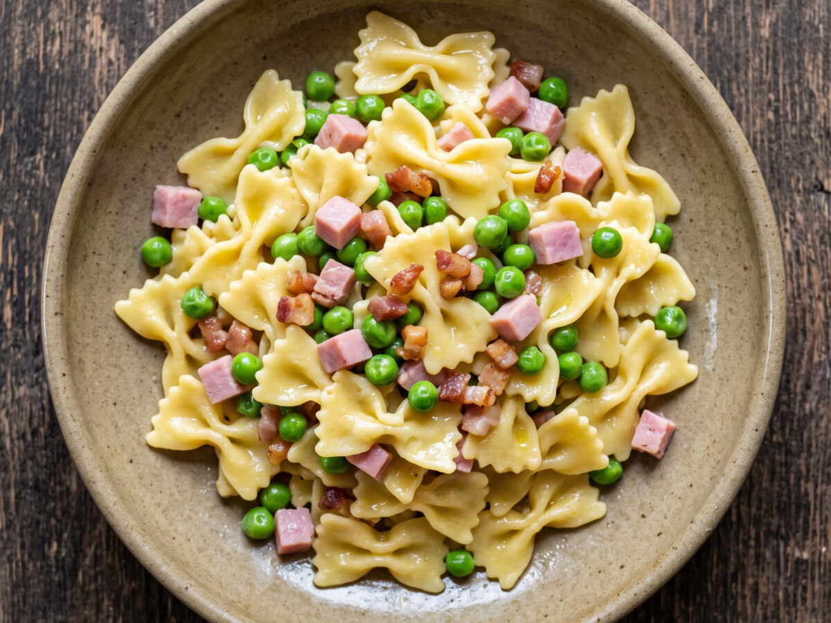 Stricchetti all’uovo mit Prosciutto und Erbsen