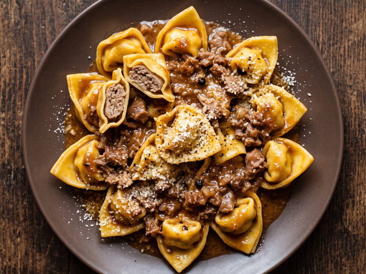 Teighütchen mit kräftigem Sugo