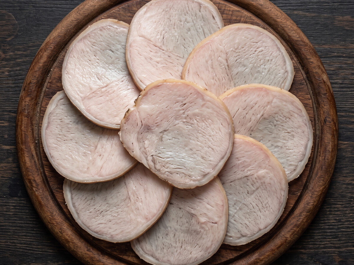 Teteun mit grüner Kräutersauce