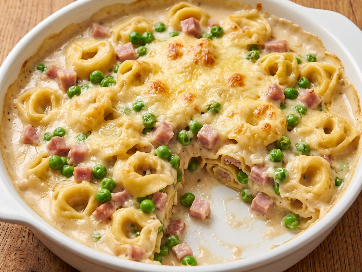 Tortellini al forno mit Schinken und Erbsen