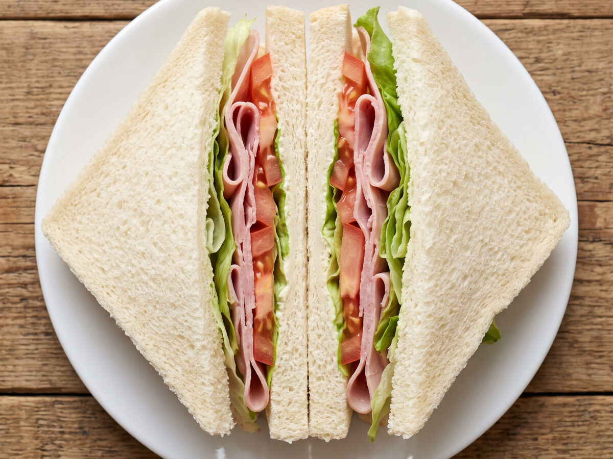 Weiches Brot, frische Tomate, zarter Schinken