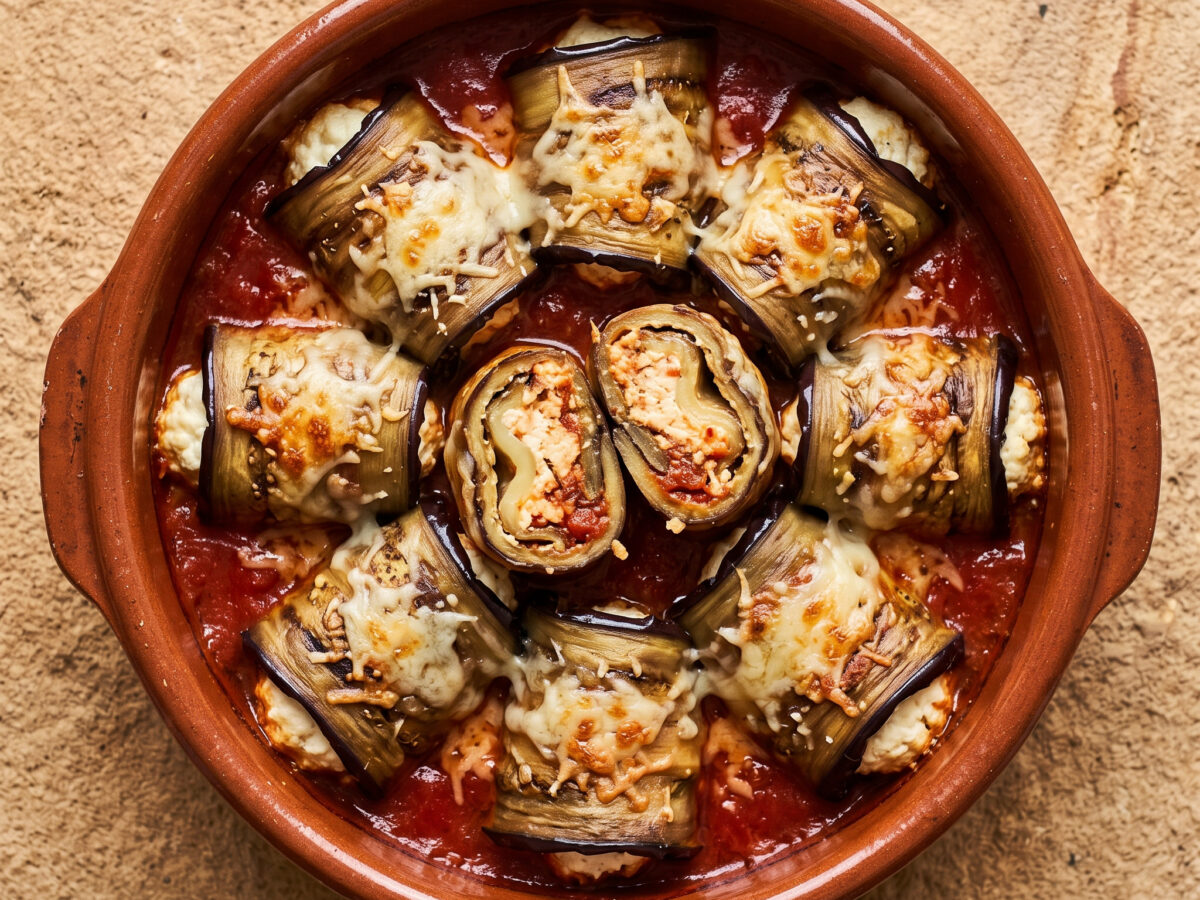 Involtini di melanzane mit Ricotta forte und Caciocavallo