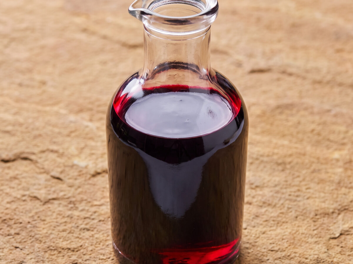 Dunkler Holundersirup aus dem Friaul