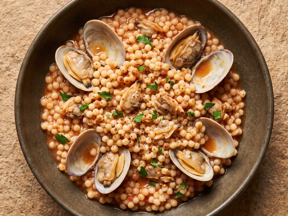 Fregola con arselle: sardische Pasta mit Muschelsud