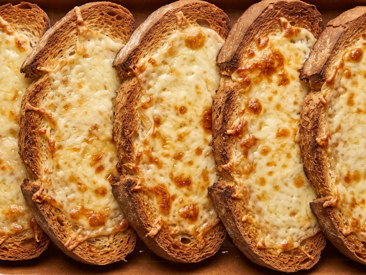 Goldene Crostoni mit Fontina aus dem Aostatal