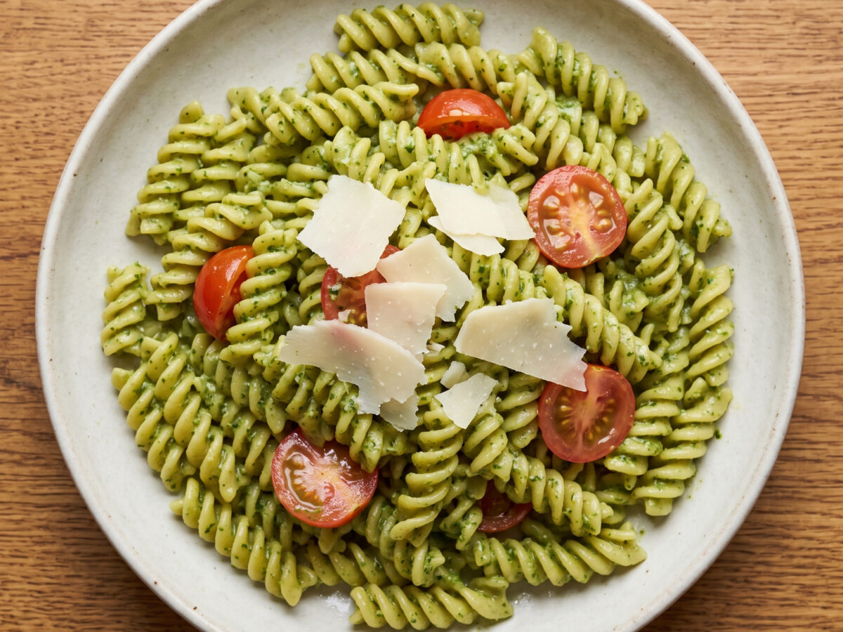 Grüne Pasta mit nussigem Trentigrana