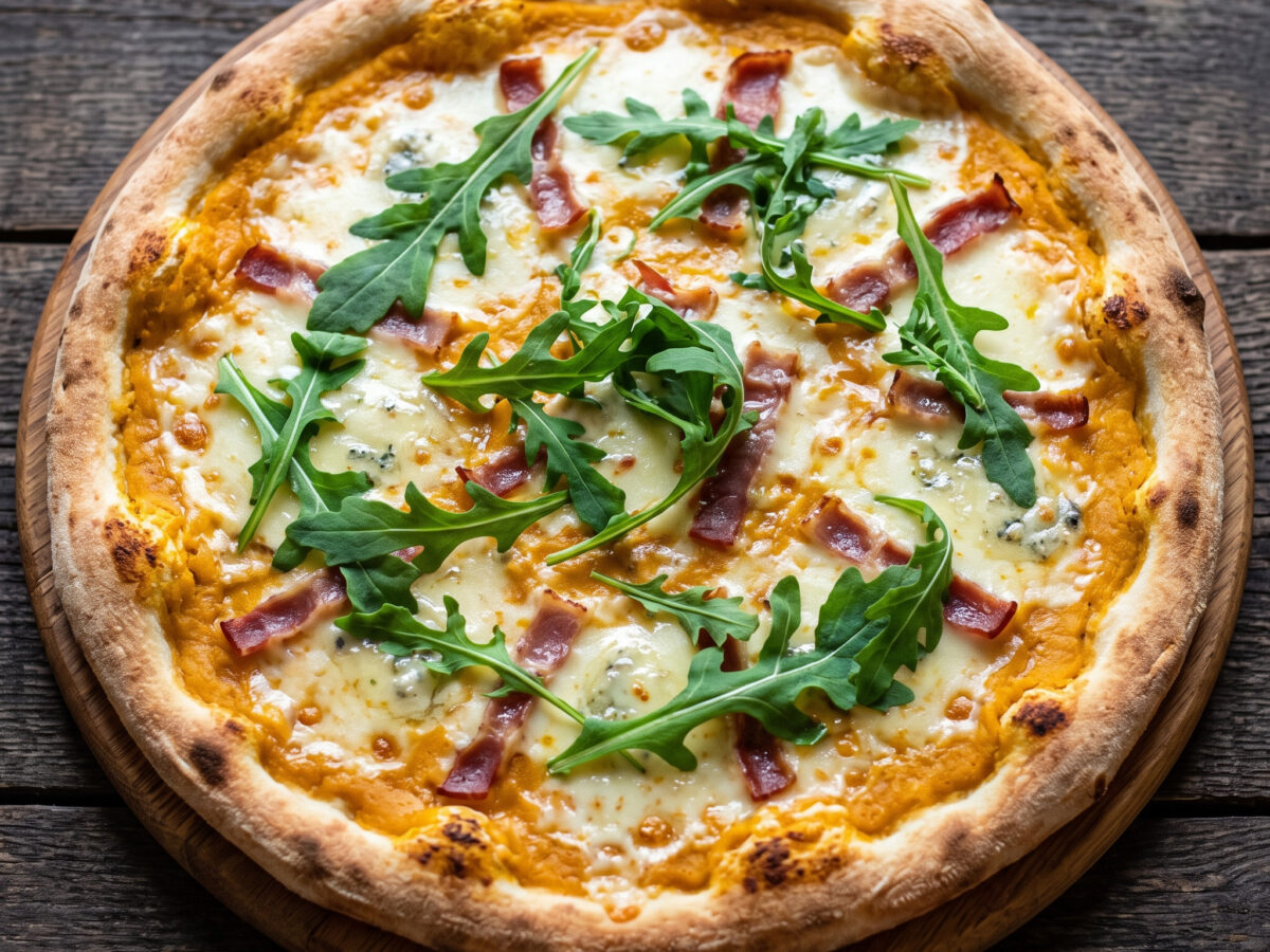 Kürbis und Amaretti auf knusprigem Pizzateig
