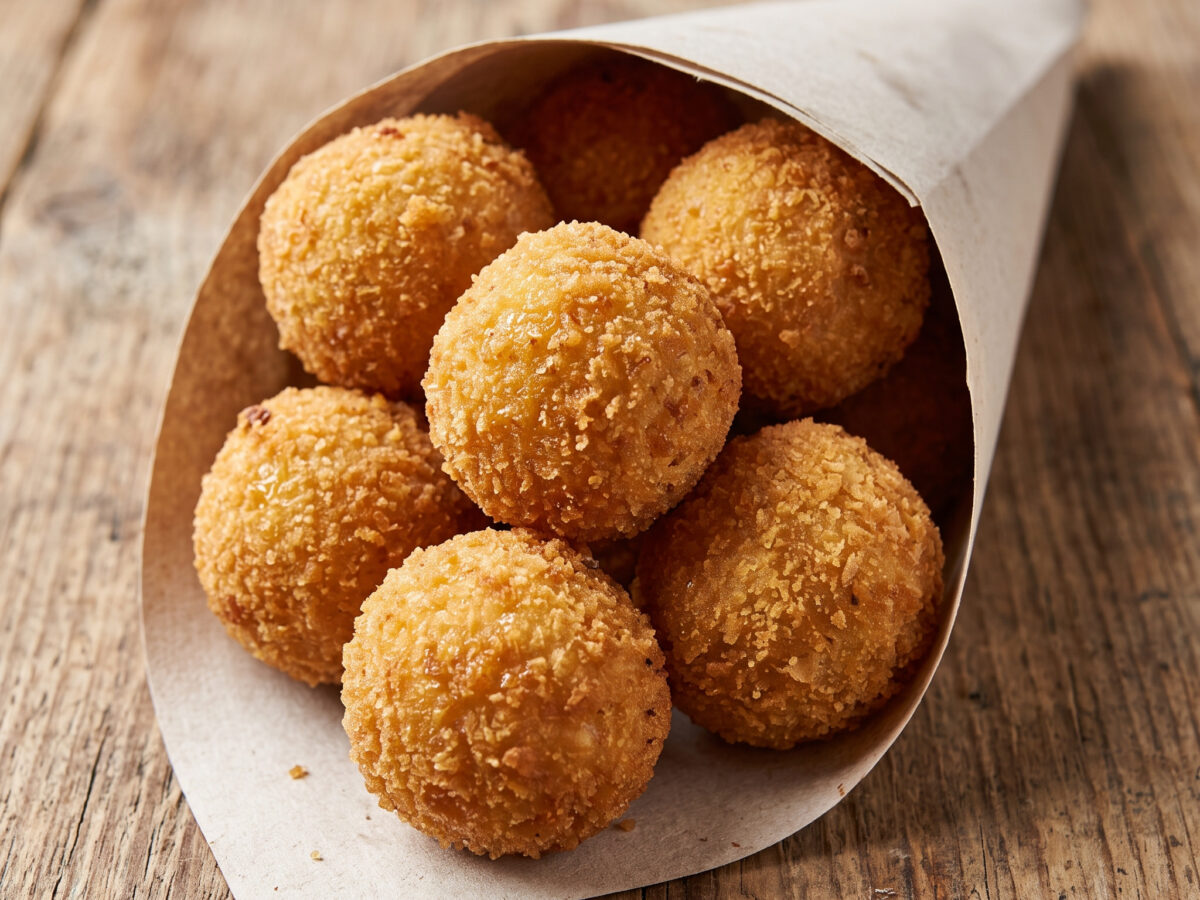 Palle di riso napoletane mit Provola und Salame