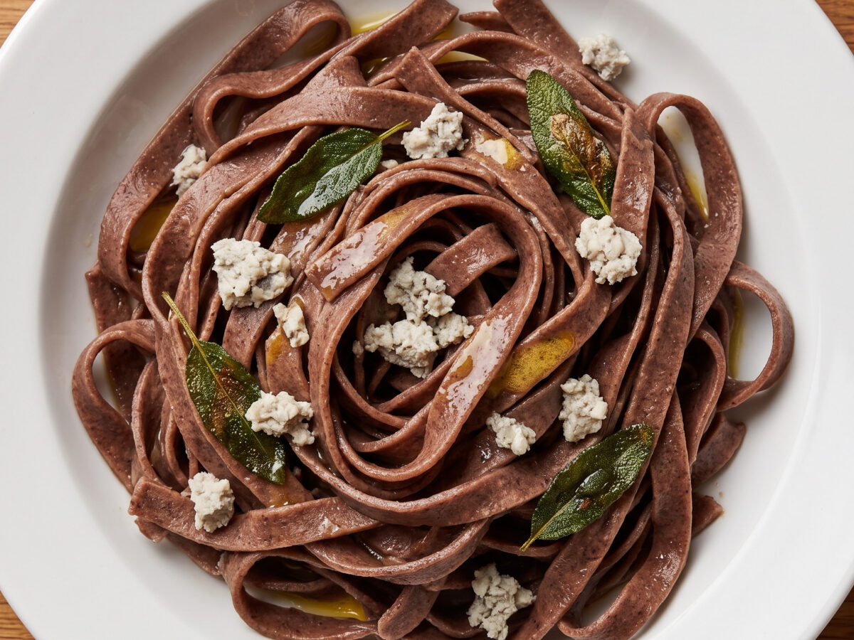 Pasta al sangue – dunkle Bandnudeln aus Südtirol