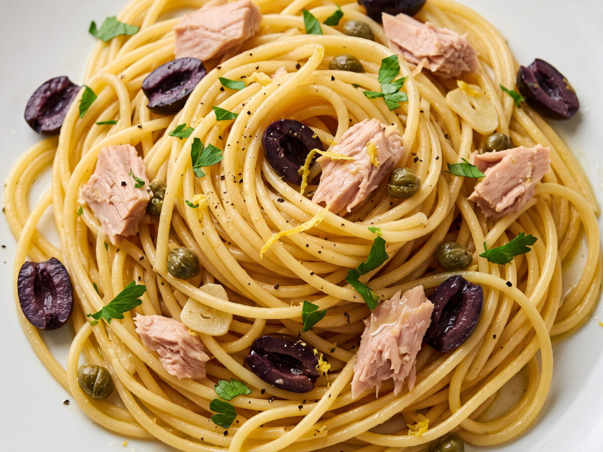 Pasta con tonno, olive e capperi