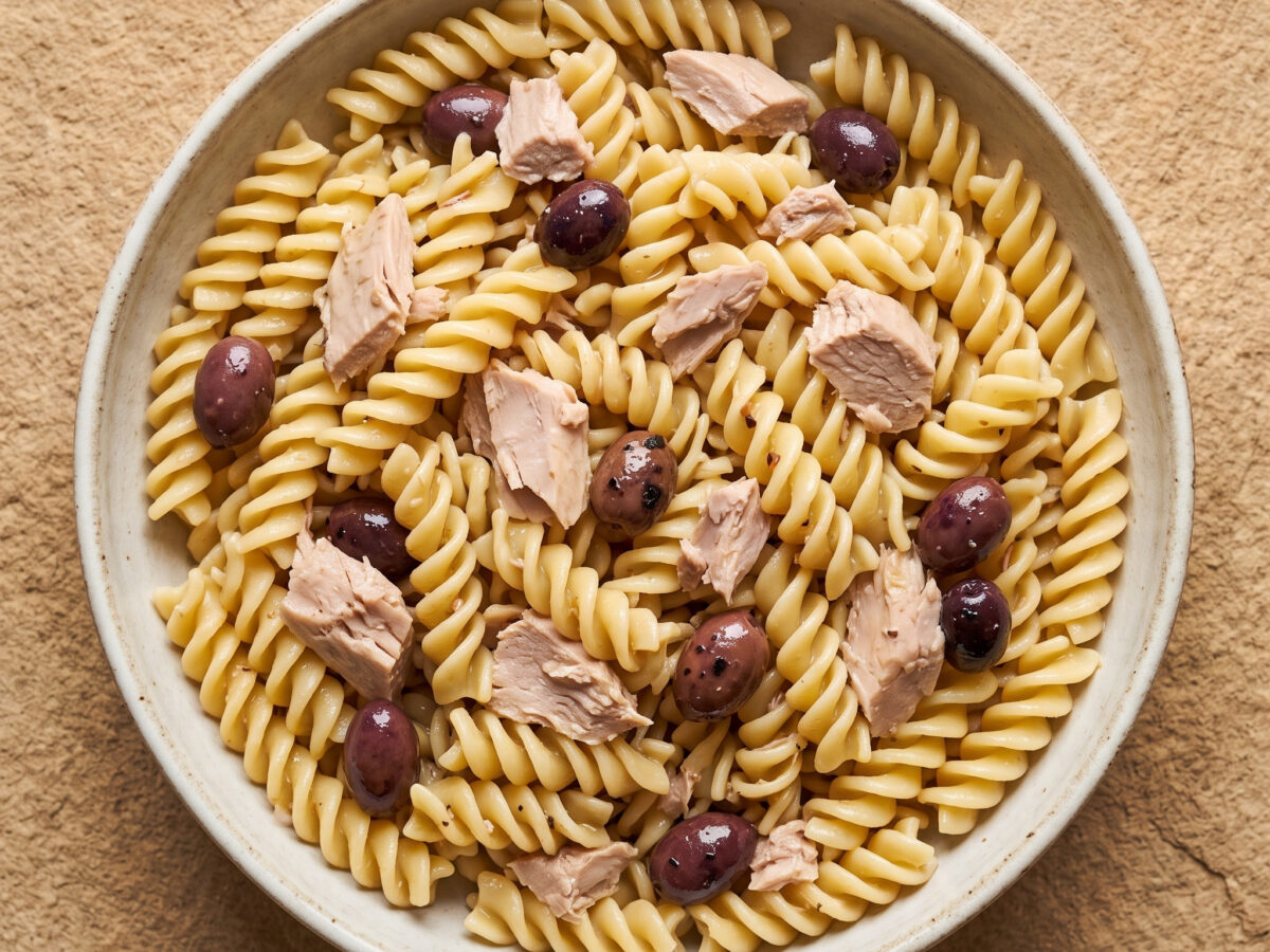 Pasta fredda mit Thunfisch und Taggiasche-Oliven