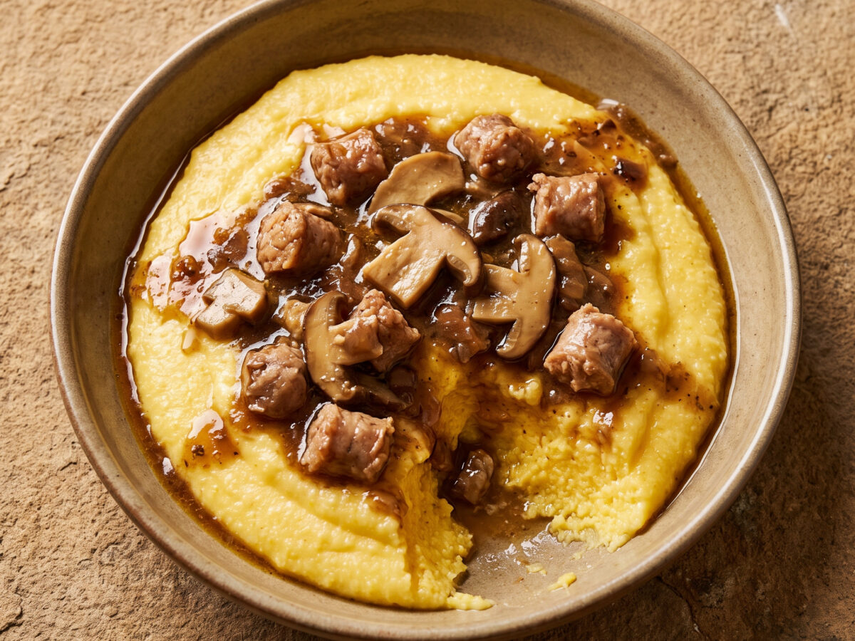 Toskanische Polenta mit Steinpilzen und Salsiccia